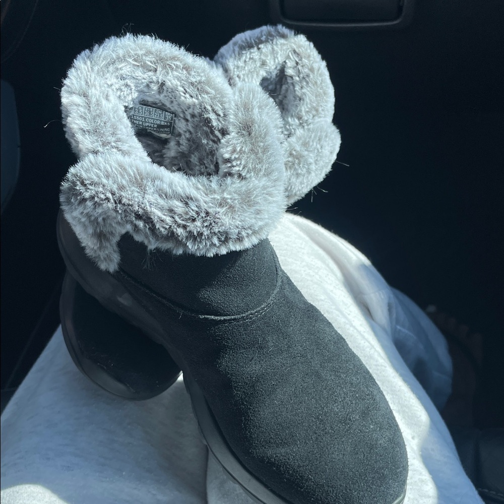 Skechers Black Ankle Boots with Gray Fur Air cooled Goga mat